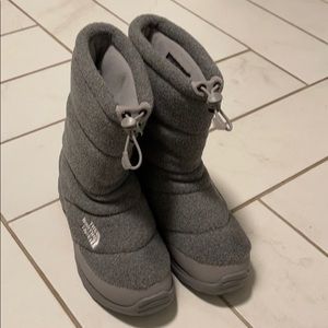 The North Face insulated boots gray 8 fit 7